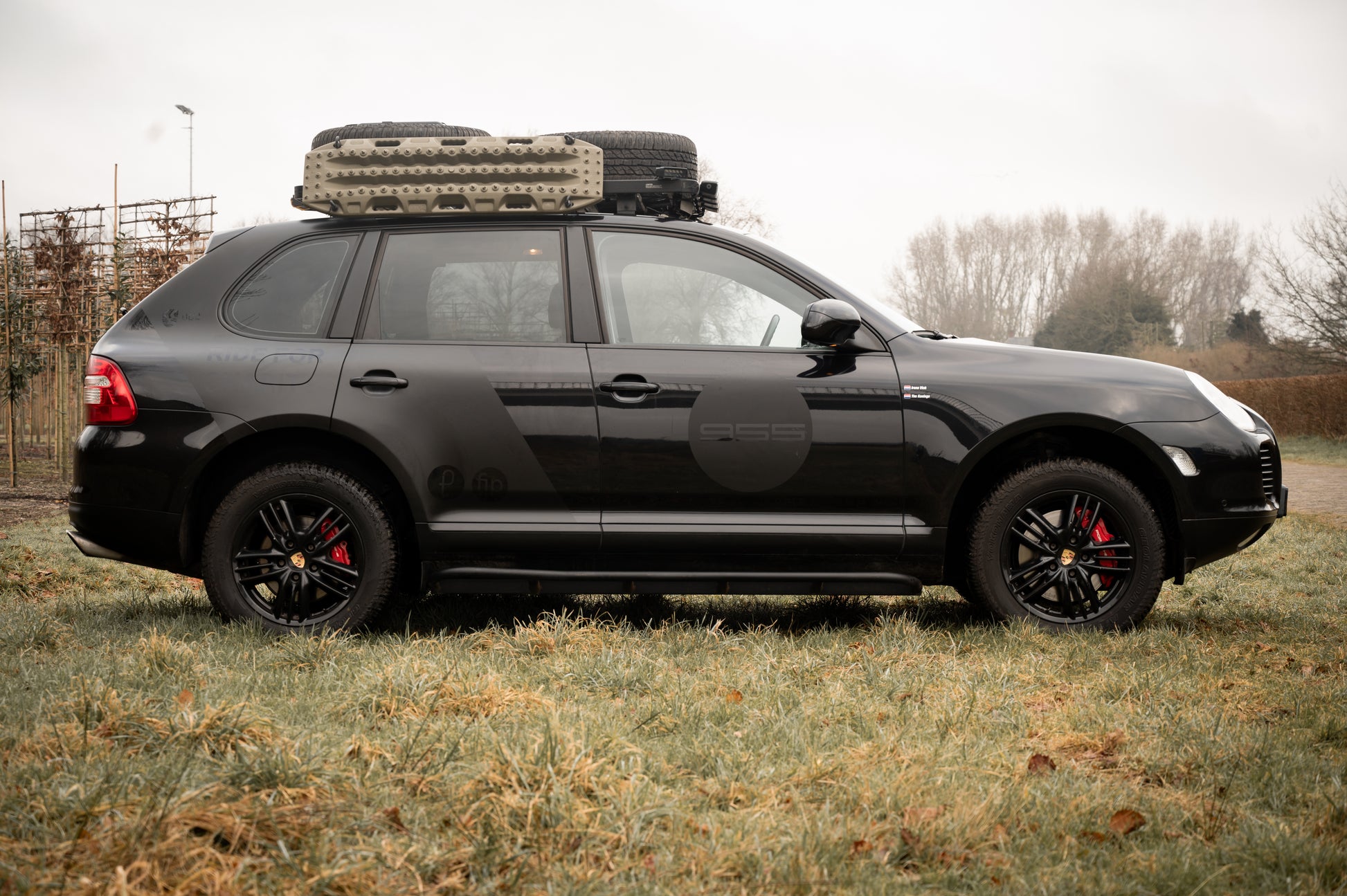 porsche cayenne turbo zijaanzicht dakrek offroad