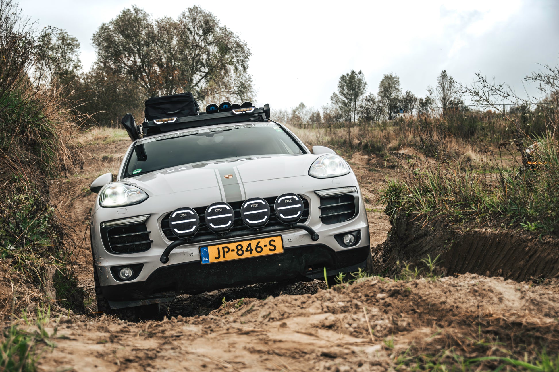 porsche cayenne chalk grey actie terrein offroad off-road
