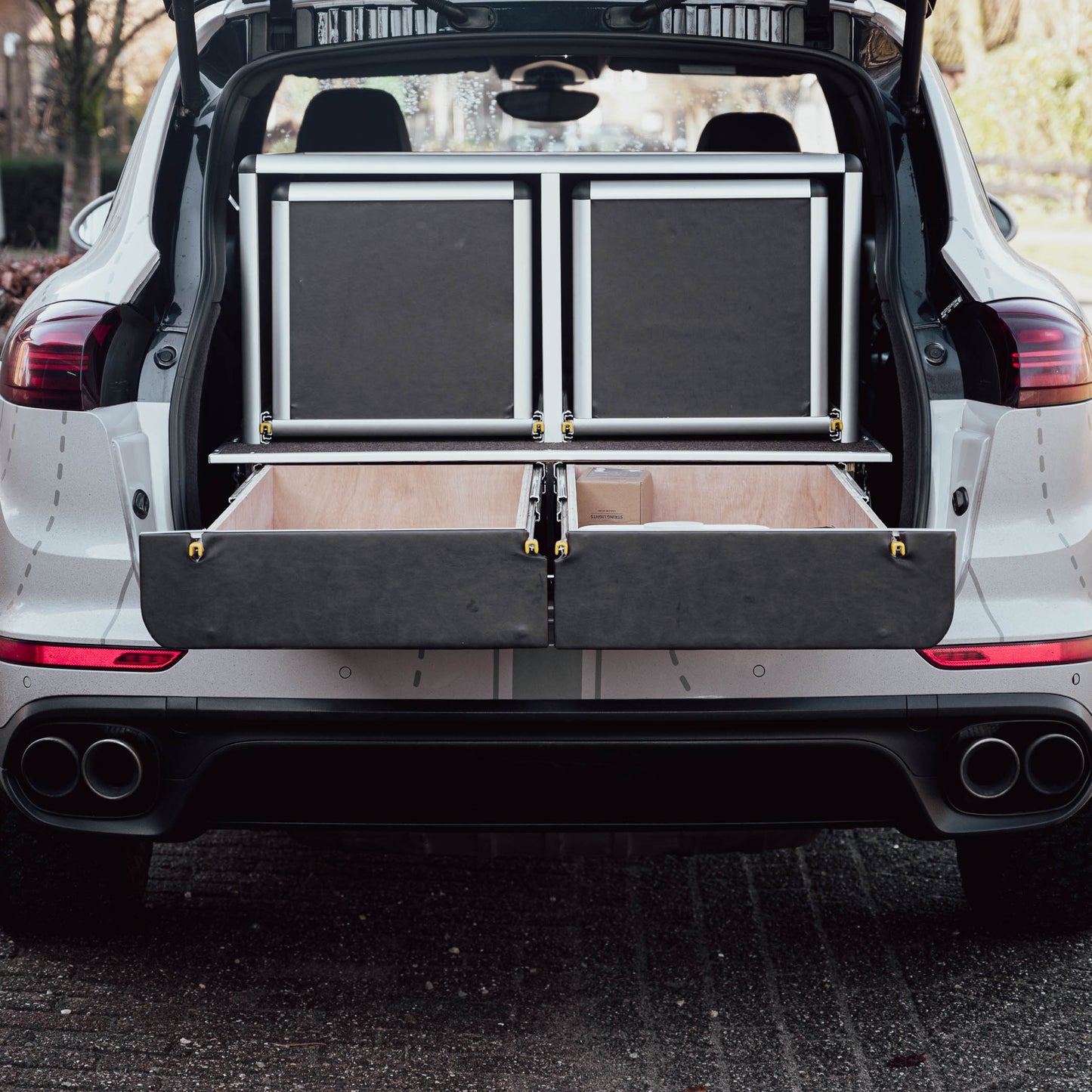 porsche cayenne inbouw kamperen lade opengeklapt