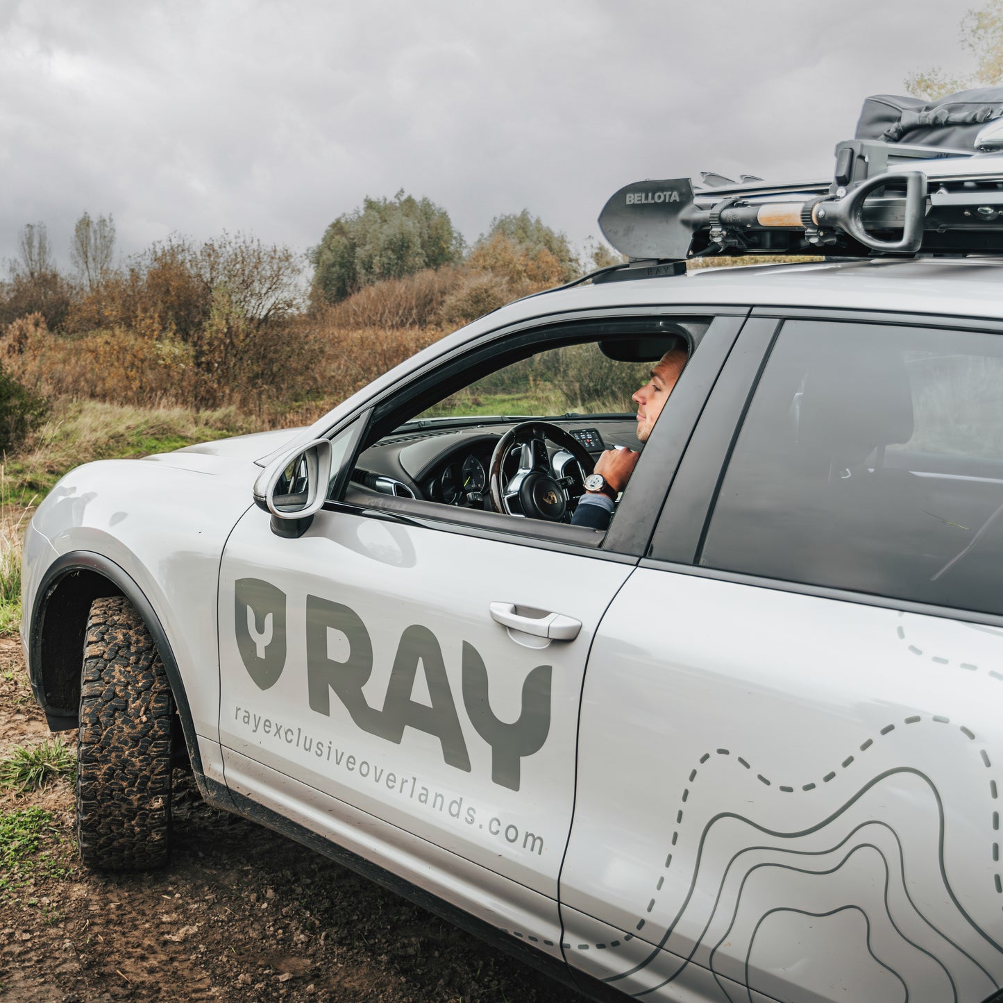 porsche cayenne 958 driving rijden offroad chalk grey