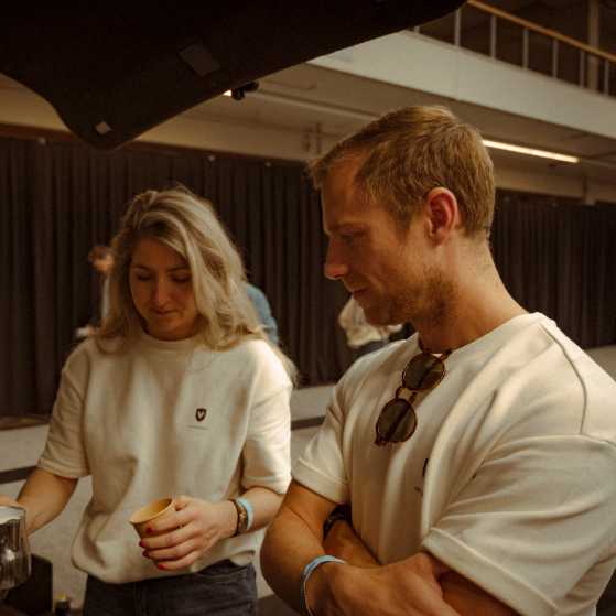 wanna get dirty t-shirt vrouw blond coffee the motion club lifestyle community